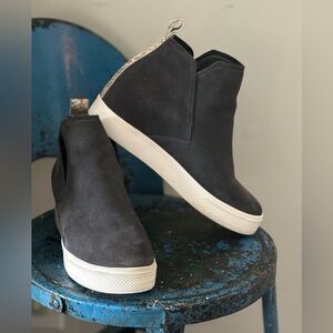 Dolce Vita Grey, Suede “Walker” Chelsea Ankle Boot with Snake-skin Accent. Sz. 9